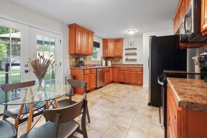 Microwave, stovetop, dishwasher, coffee/tea maker - Modern  Musical 1950s Ranch-Sleeps 7-Pet Friendly (Nashville)