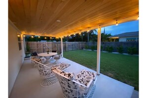 Outdoor dining - Gulfport Breezy Cottage - Outdoor living too! (Gulfport)