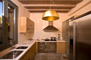 Fridge, cookware/dishes/utensils