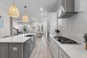 Mikrobølgeovn, kokeplater, oppvaskmaskin og kaffetrakter/tekoker