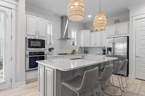 Mikrobølgeovn, kokeplater, oppvaskmaskin og kaffetrakter/tekoker