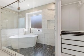Shower, hair dryer, towels, soap - NRH Pool Oasis – Family & Group Vacation Home (North Richland Hills)