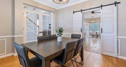 Beautiful Home with private Pool!