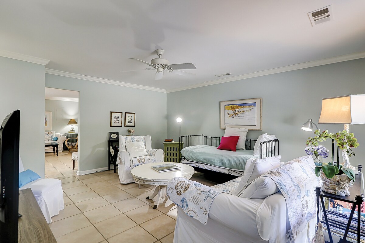 Coastal cottage with private pool, patio, firepit, AC, & W/D - walk to beach