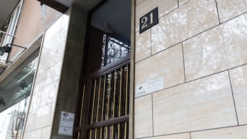 Facciata di un edificio con il numero 21, un avviso di sicurezza e una targa che indica 'Galbiati', attività commerciale o ristorante.