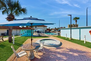 Outdoor dining - Coastal condo with stellar shared amenities, grill, & W/D - close to the ocean (Panama City Beach)