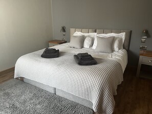 2 slaapkamers, een strijkplank/strijkijzer, reisbedje, gratis wifi