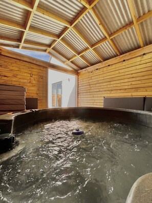 Bañera de hidromasaje cubierta