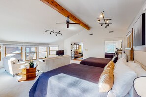 6 bedrooms, internet, bed sheets - Stunning lakefront home with guesthouse, private infinity pool, sauna & firepit (Rogers)