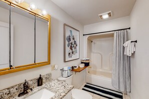 Hair dryer, towels - Stunning lakefront home with guesthouse, private infinity pool, sauna & firepit (Rogers)