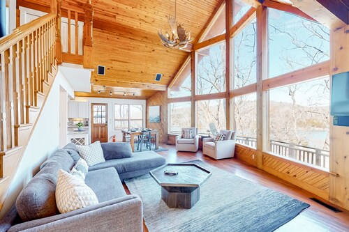 Stunning lakefront home with guesthouse, private infinity pool, sauna & firepit