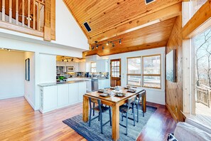 Dining - Stunning lakefront home with guesthouse, private infinity pool, sauna & firepit (Rogers)