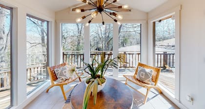 Stunning lakefront home with guesthouse, private infinity pool, sauna & firepit