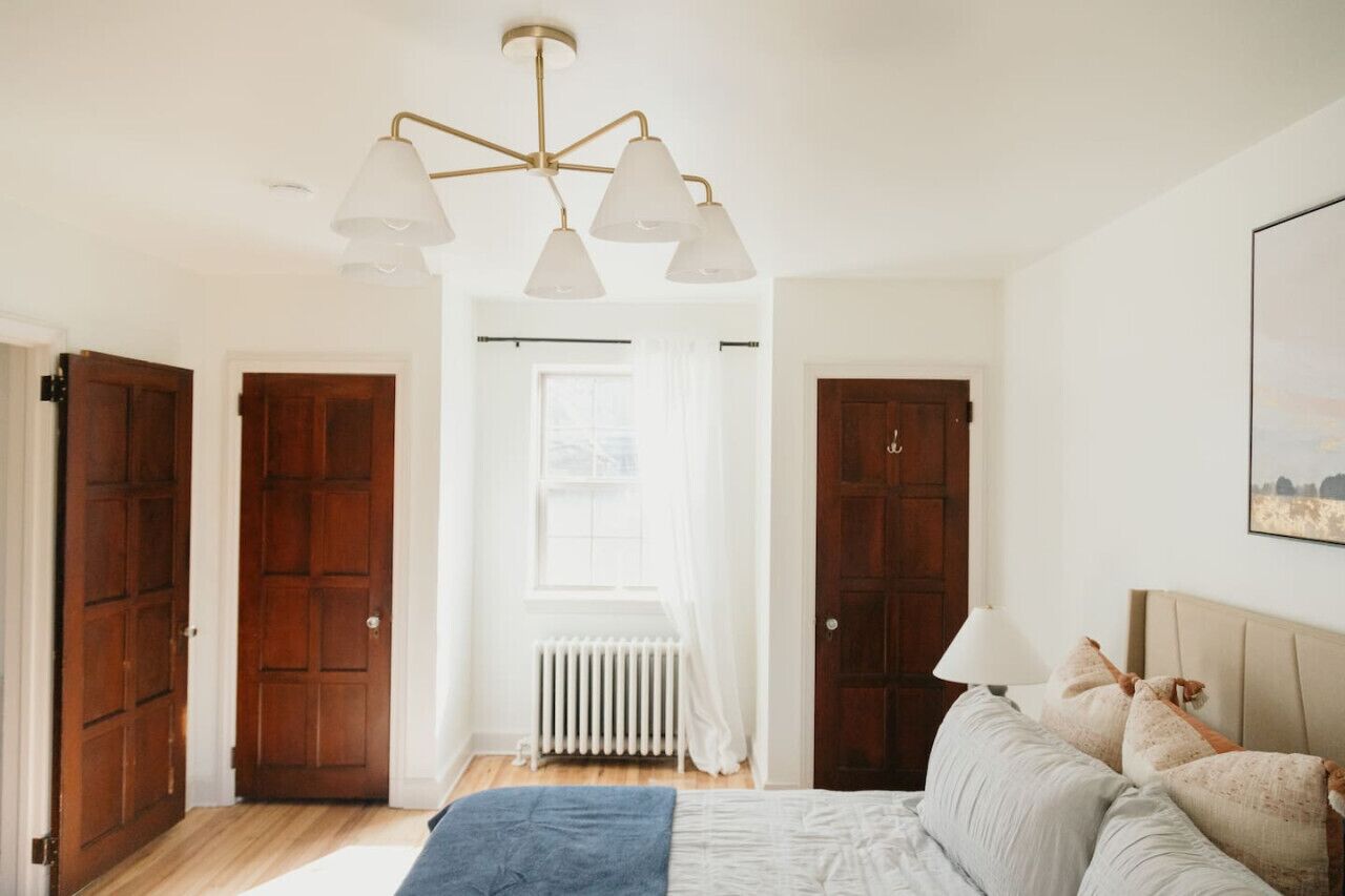 3 quartos, escrivaninha, ferros/tábuas de passar roupa, berço de viagem