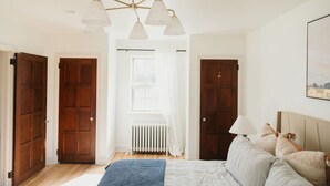 3 bedrooms, desk, iron/ironing board, travel crib