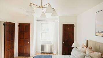 3 quartos, escrivaninha, ferros/tábuas de passar roupa, berço de viagem