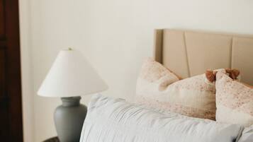 3 chambres, bureau, fer et planche à repasser, lit parapluie