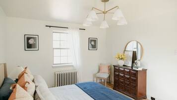3 chambres, bureau, fer et planche à repasser, lit de bébé portatif