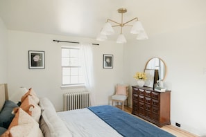 3 Schlafzimmer, Schreibtisch, Bügeleisen/Bügelbrett, Reisekinderbett