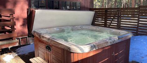 House, 4 Bedrooms | Outdoor spa tub