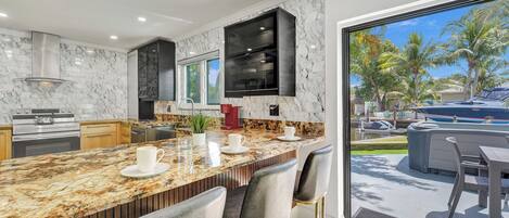 Jääkaappi, mikroaaltouuni, uuni, liesi