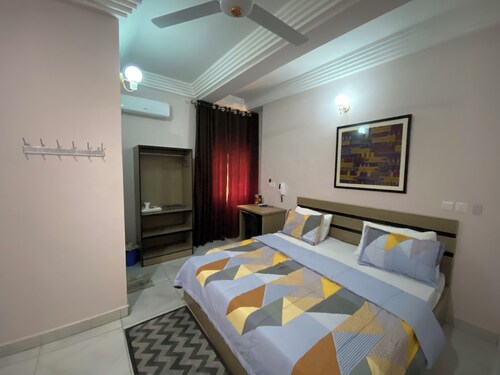 C7 Hazelwood Residence & Suites