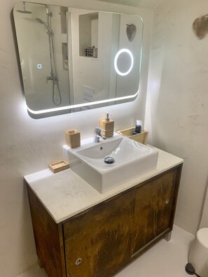 Secadora de cabello, toallas, jabón, papel de baño 