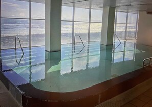 Alberca techada y alberca al aire libre