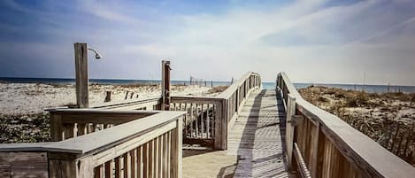 Sulla spiaggia, lettini da mare