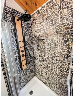 Een douche, een haardroger, handdoeken, toiletpapier