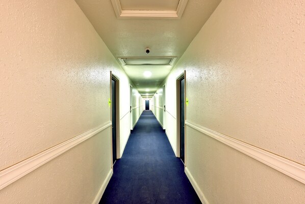 Hallway - Americas Best Value Inn San Antonio Airport South (San Antonio)