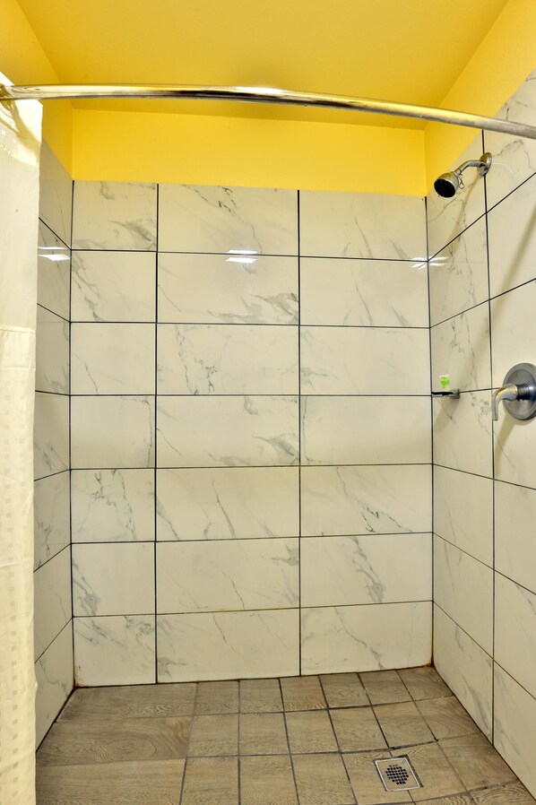 Serviettes fournies, savon, shampoing, papier toilette