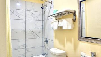 Serviettes fournies, savon, shampoing, papier toilette