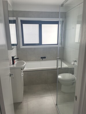 Dusche, Haartrockner, Handtücher, Seife