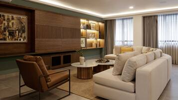 Suite estudio presidencial | Área de sala de estar | Smart TV de 65 pulgadas con canales por cable y televisión