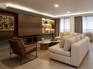 Presidential Studio Suite | Living area | 65-inch Smart TV with cable channels, TV - Origen 438 Luxury Boutique Hotel (Guadalajara)