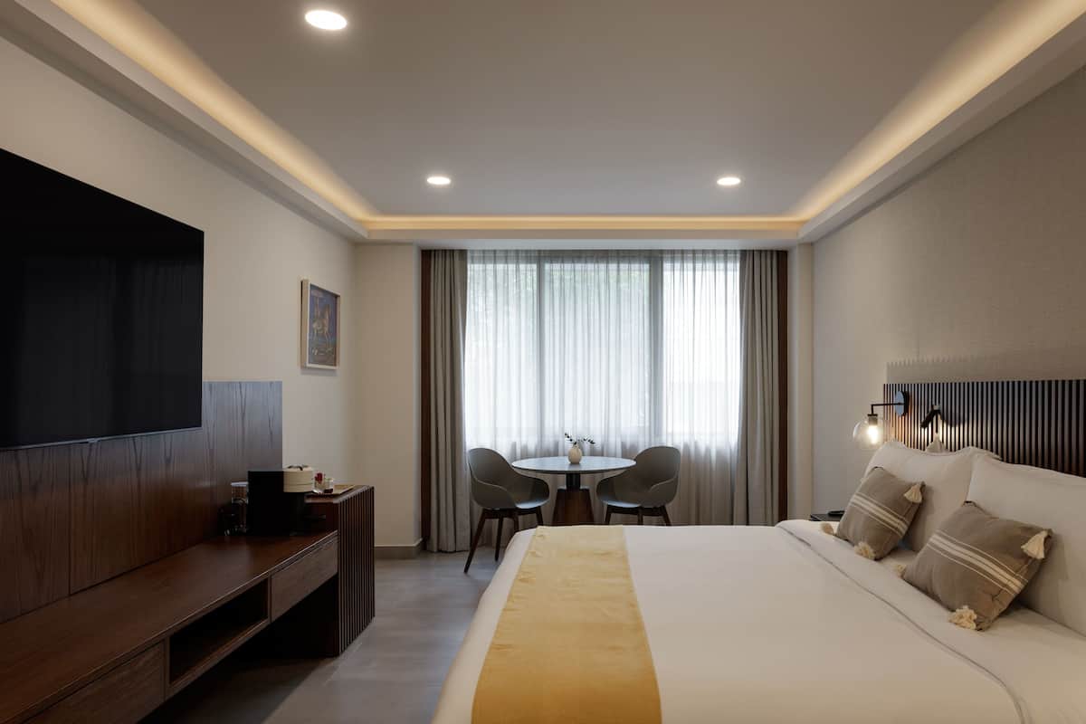 Room (SENCILLA) | Egyptian cotton sheets, premium bedding, minibar, in-room safe