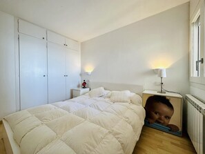 3 slaapkamers, een strijkplank/strijkijzer, internet, beddengoed