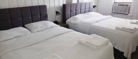 Planxa i posts de planxar, wifi i roba de llit