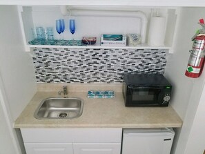 Mikrowelle, Herdplatte, Wasserkocher mit Kaffee-/Teezubehör, Toaster