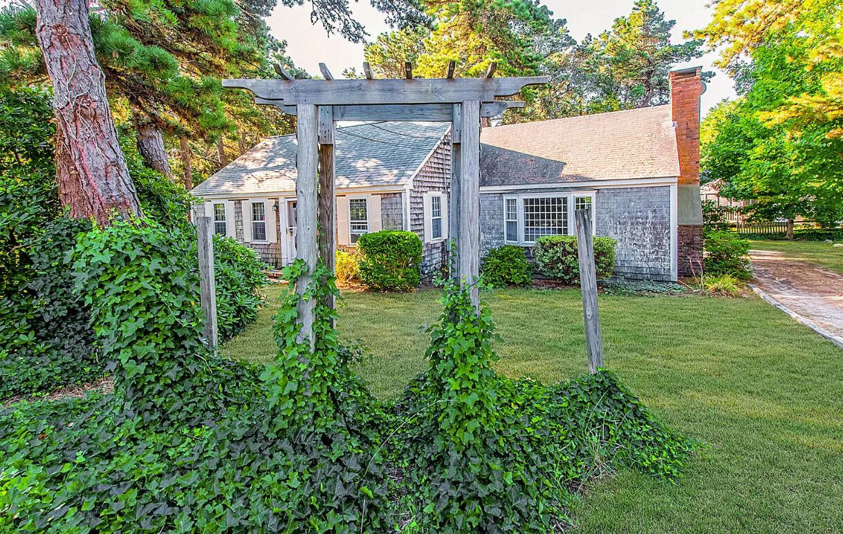 Lovely vacation home less than a mile from Chatham beaches!