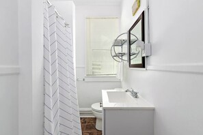 Douche, sèche-cheveux, serviettes fournies