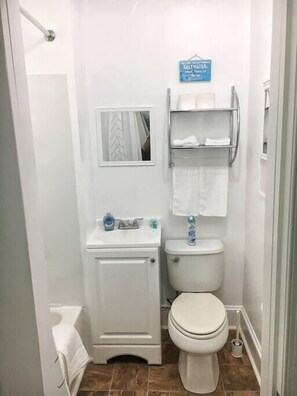 Badewanne, Haartrockner, Handtücher
