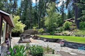 Outdoor dining - Relaxing home with hot tub- close to downtown (Coeur d'Alene)