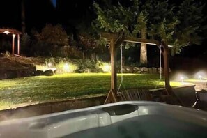 Outdoor spa tub - Relaxing home with hot tub- close to downtown (Coeur d'Alene)