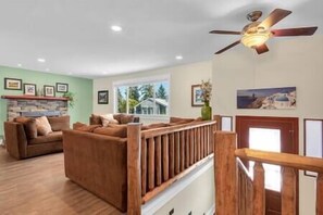 TV, fireplace, books - Relaxing home with hot tub- close to downtown (Coeur d'Alene)