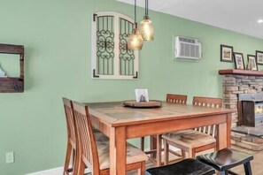 Dining - Relaxing home with hot tub- close to downtown (Coeur d'Alene)