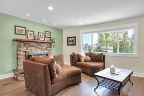 Smart TV, fireplace, books, stereo - Relaxing home with hot tub - close to downtown (Coeur d'Alene)