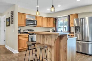 Fridge, microwave, oven, stovetop - Relaxing home with hot tub - close to downtown (Coeur d'Alene)