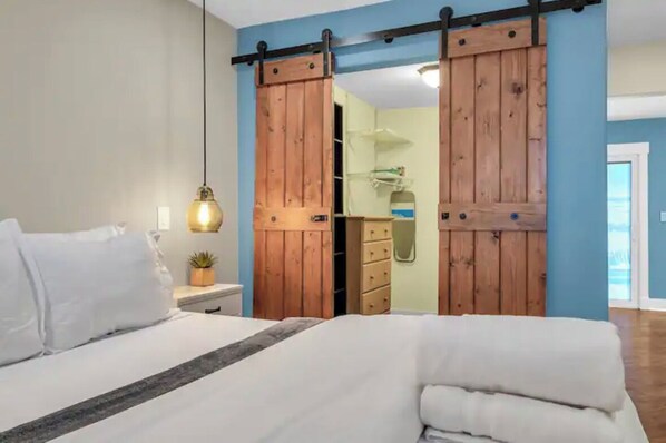 3 bedrooms, iron/ironing board, free WiFi, bed sheets - Relaxing home with hot tub - close to downtown (Coeur d'Alene)